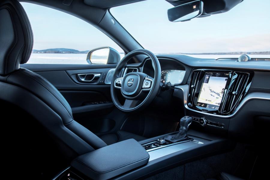 Интерьер Volvo V60 T5 Cross Country 2018 года  (WW) (фото 43 из 44)
